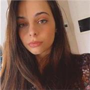 studentessa di giurisprudenza impartisce lezioni di italiano per studenti di elementari, medie e superiori